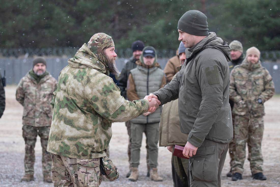 Кличко вручил защитникам аэродрома в Гостомеле государственные награды. Фото