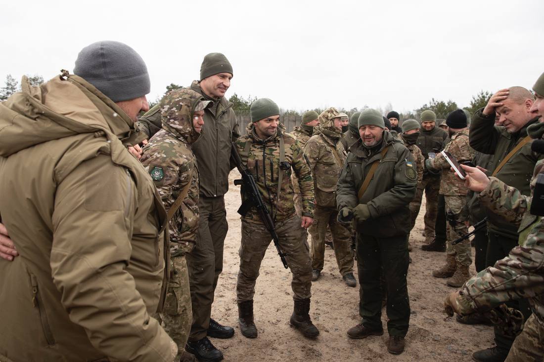 Кличко вручив захисникам аеродрому в Гостомелі державні нагороди й відзнаки. Фото