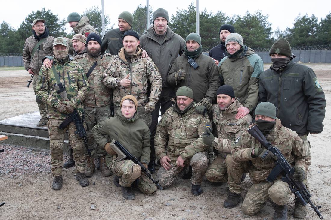 Кличко вручил защитникам аэродрома в Гостомеле государственные награды. Фото