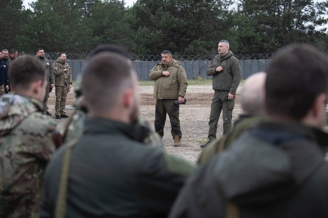 Кличко вручив захисникам аеродрому в Гостомелі державні нагороди й відзнаки. Фото