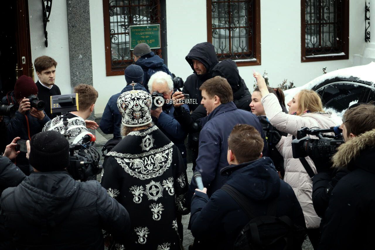 Последний день УПЦ МП в Лавре: после службы часть верующих осталась, обещают держать оборону. Фото и видео