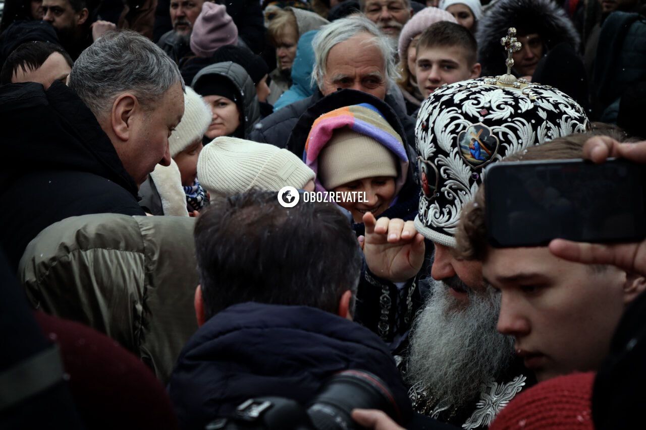 Последний день УПЦ МП в Лавре: после службы часть верующих осталась, обещают держать оборону. Фото и видео