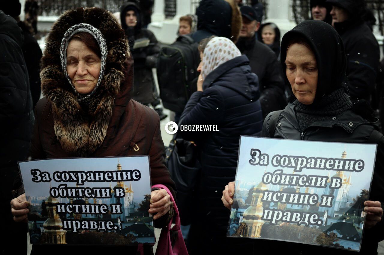 Последний день УПЦ МП в Лавре: после службы часть верующих осталась, обещают держать оборону. Фото и видео