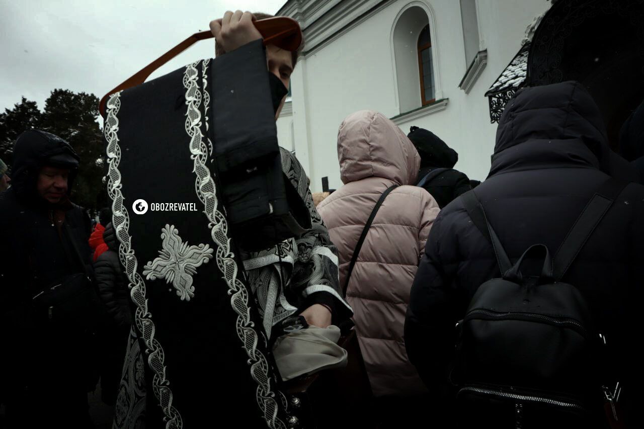 Останній день УПЦ МП в Лаврі: після служби частина вірян залишилась, обіцяють тримати оборону. Фото та відео