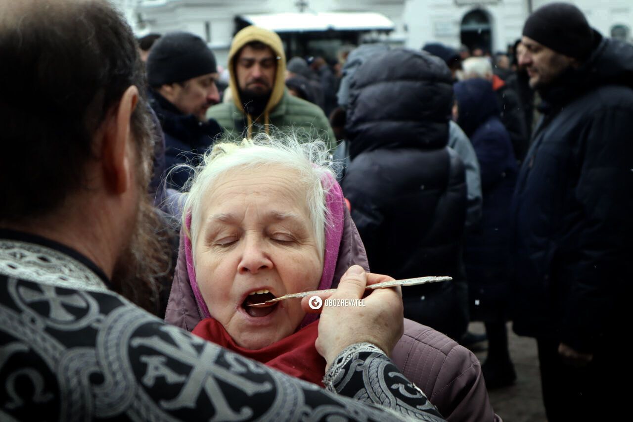 Останній день УПЦ МП в Лаврі: після служби частина вірян залишилась, обіцяють тримати оборону. Фото та відео