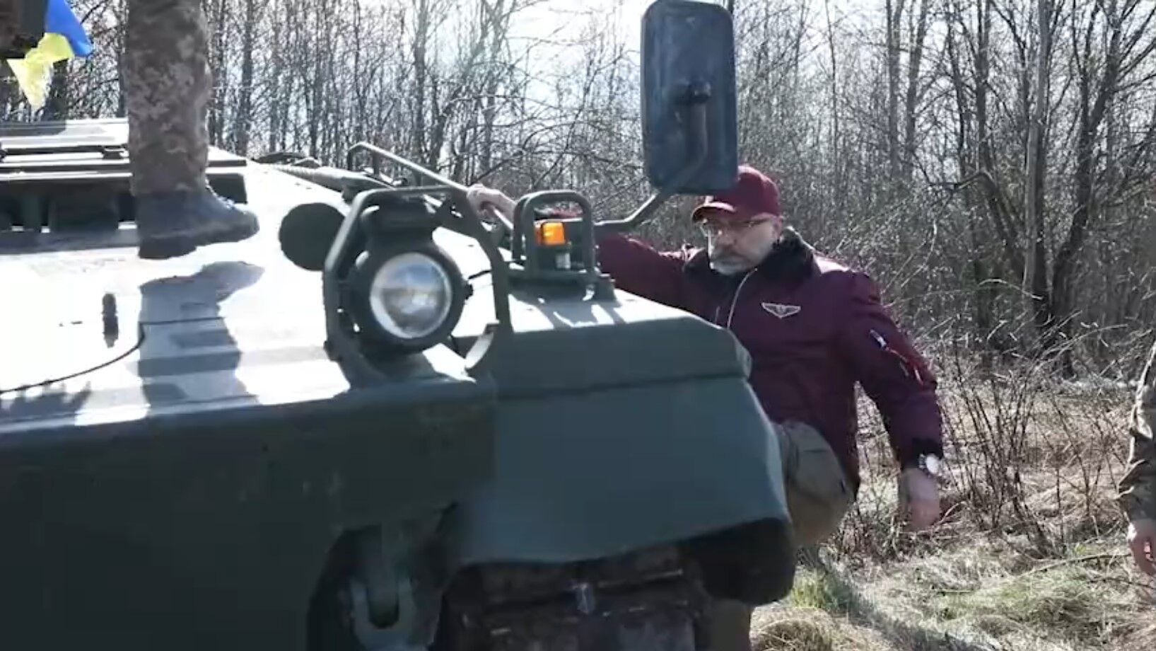 "Чудовий приклад німецької якості": Резніков випробував БМП Marder в Україні. Відео