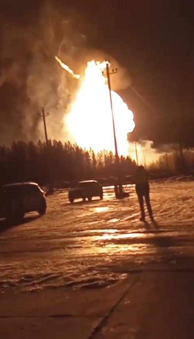 Полум’я видно за кілометри: в Росії стався вибух на газопроводі, спалахнула масштабна пожежа. Відео 