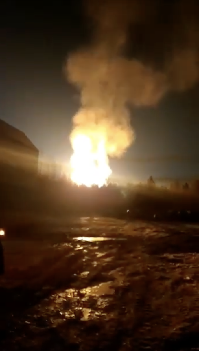 Полум’я видно за кілометри: в Росії стався вибух на газопроводі, спалахнула масштабна пожежа. Відео 
