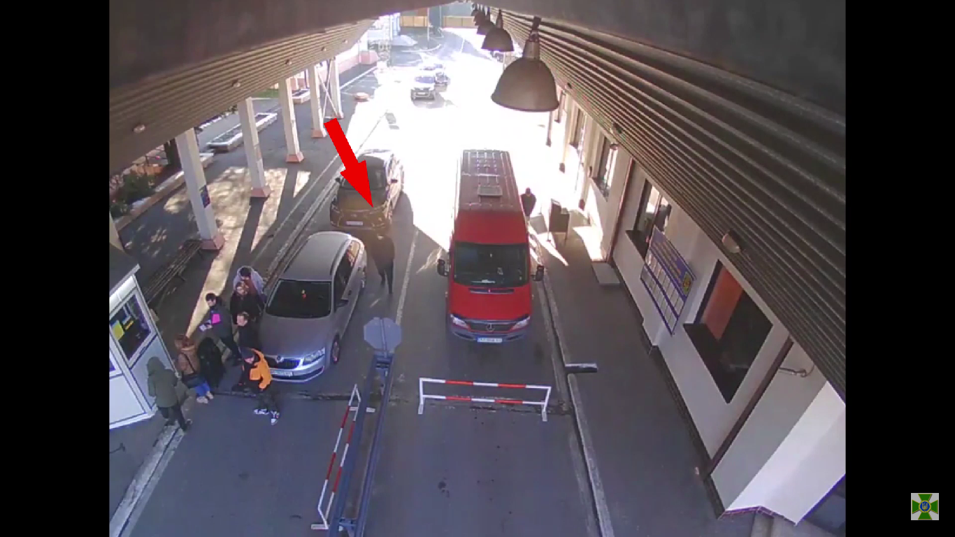 На Закарпатье водитель сдал пограничникам пассажира-уклониста, которого пообещал вывезти за границу. Видео