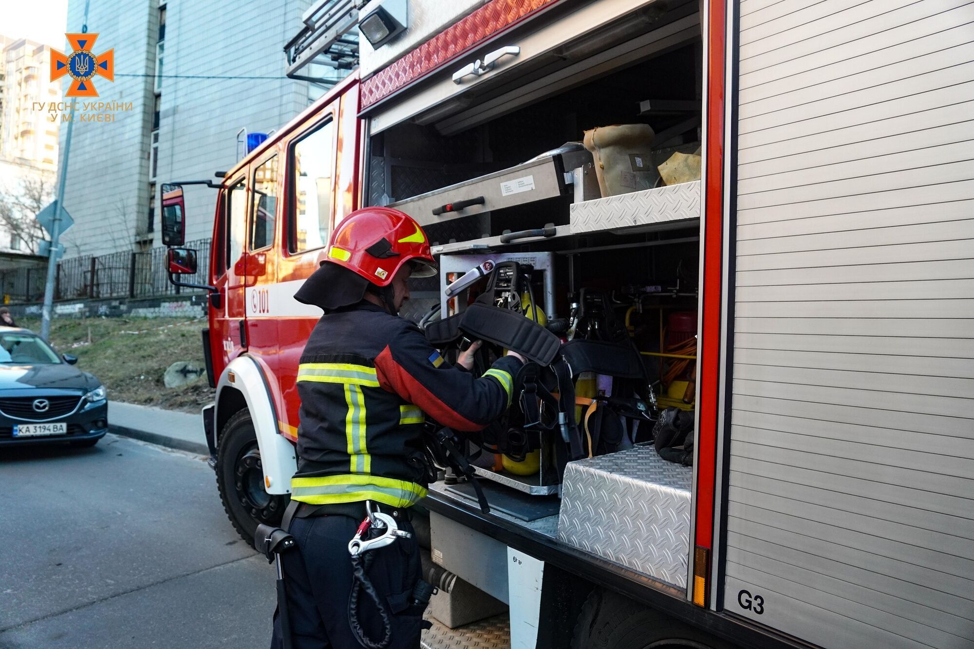 У Києві внаслідок вибуху газового балону виникла пожежа в багатоповерхівці: бійці ДСНС врятували трьох осіб. Фото