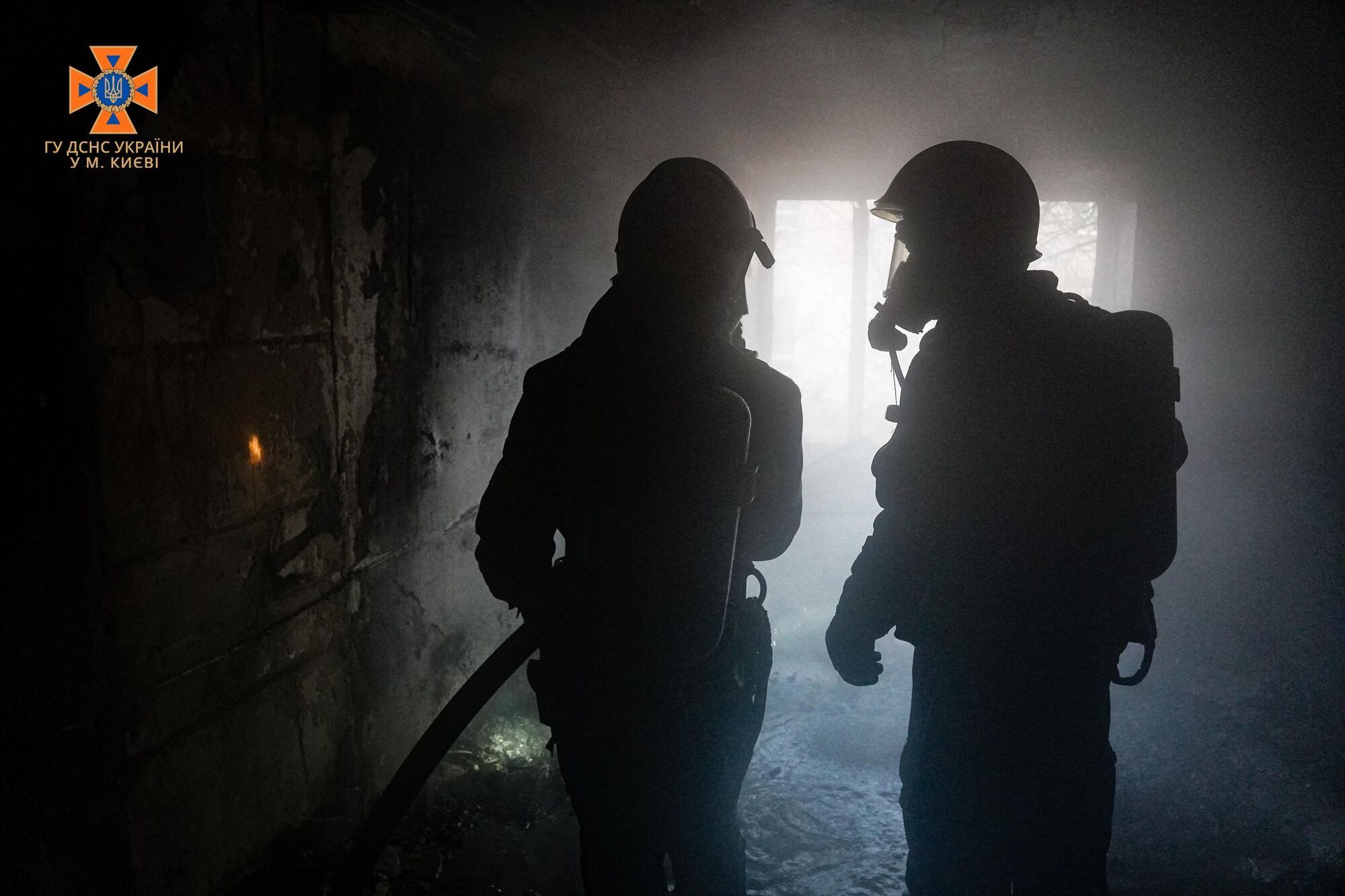 В Киеве в результате взрыва газового баллона возник пожар в многоэтажке: бойцы ГСЧС спасли трех человек. Фото