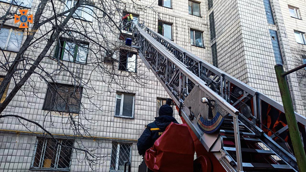 У Києві внаслідок вибуху газового балону виникла пожежа в багатоповерхівці: бійці ДСНС врятували трьох осіб. Фото