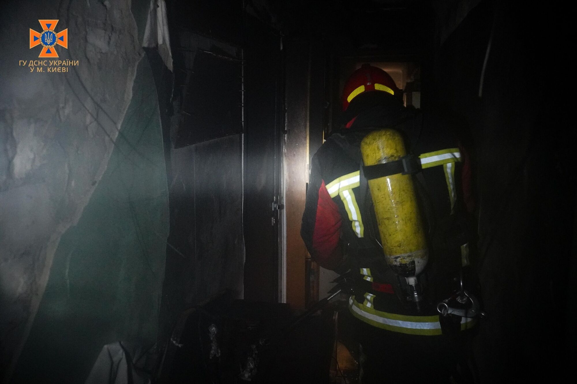 В Киеве в результате взрыва газового баллона возник пожар в многоэтажке: бойцы ГСЧС спасли трех человек. Фото