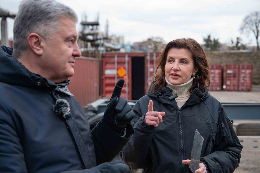 План – 120 комплексов: Порошенко показал процесс производства мобильных бань для фронта