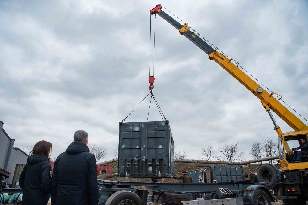 План – 120 комплексов: Порошенко показал процесс производства мобильных бань для фронта