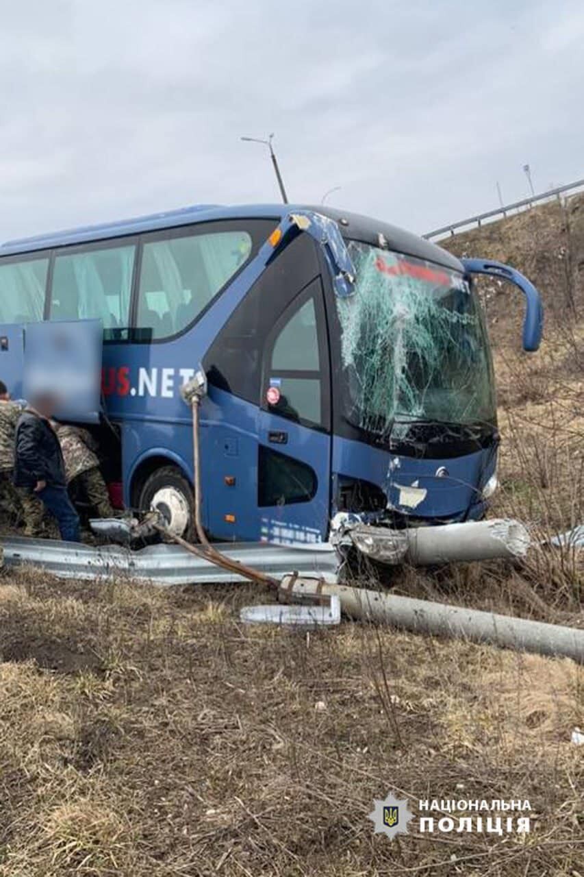 На трассе Киев – Одесса автобус с пассажирами слетел в кювет