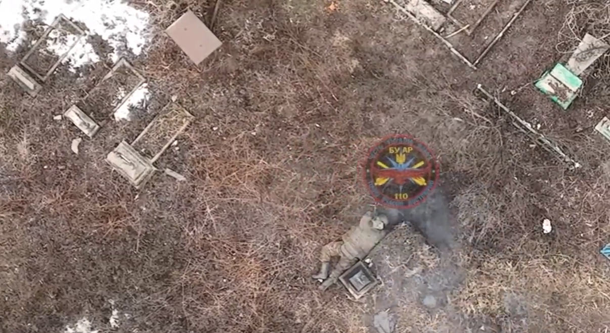 Самі прийшли померти на цвинтар: оператори дронів влаштували епічну ''демілітаризацію'' окупантів. Відео