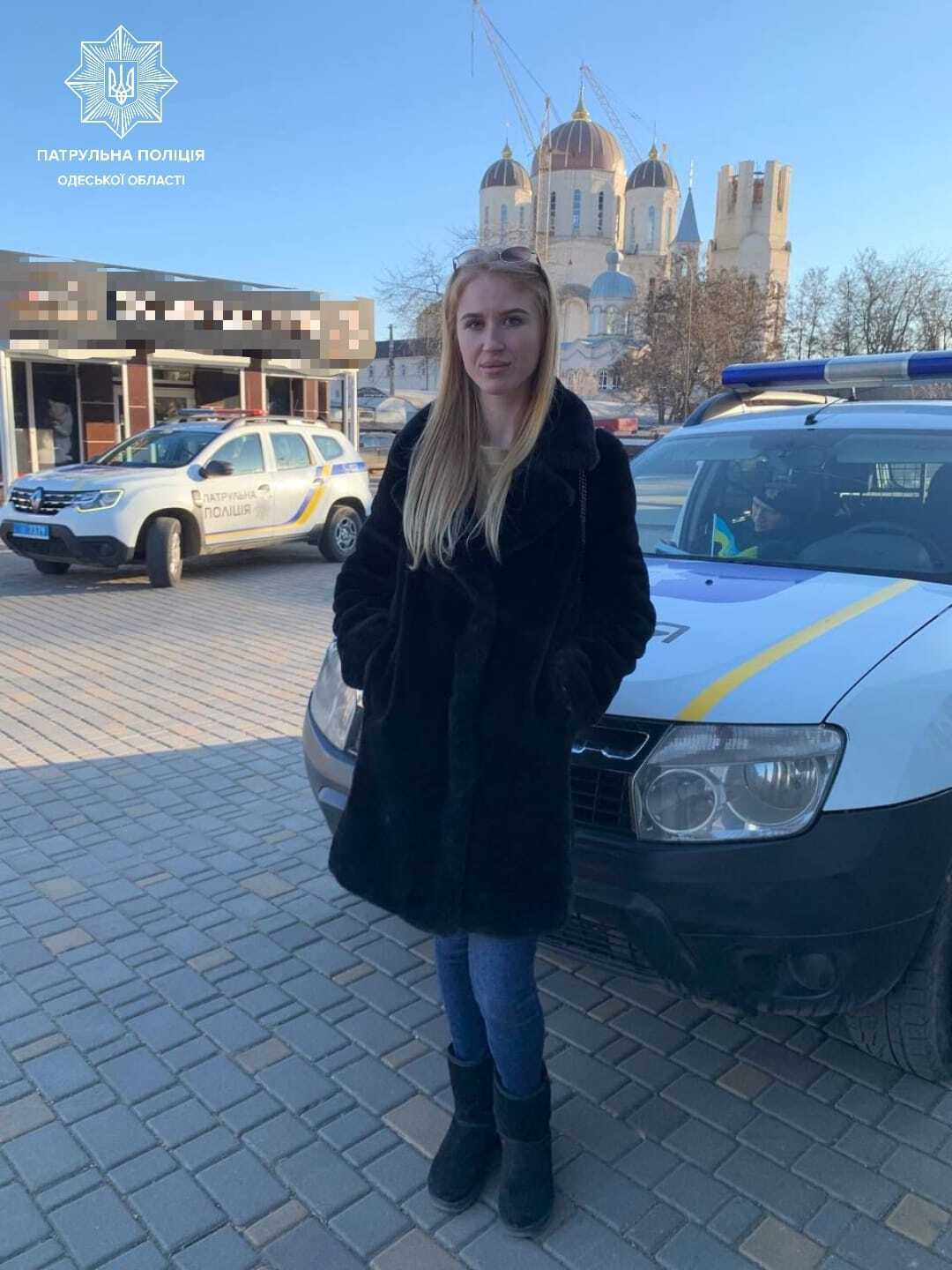 В Одессе девушка сама задержала вора, отобравшего телефон у пенсионера, и передала его полиции. Фото