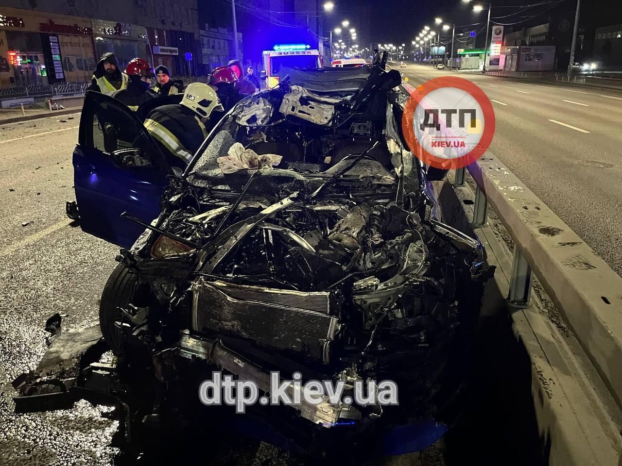 В Киеве легковушка на скорости протаранила трактор коммунальщиков: есть погибший. Фото