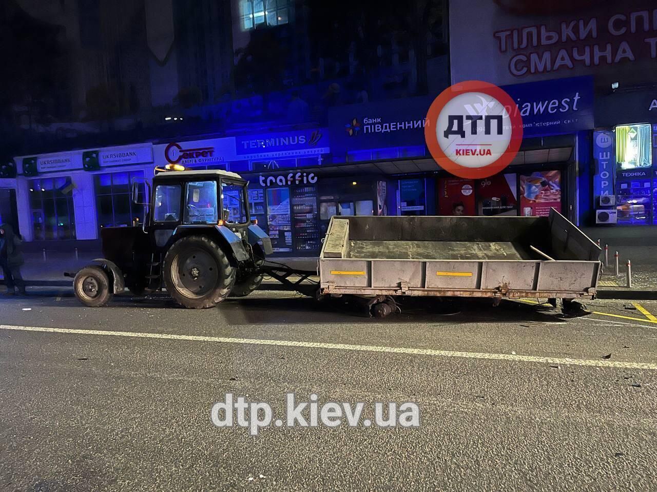 В Киеве легковушка на скорости протаранила трактор коммунальщиков: есть погибший. Фото
