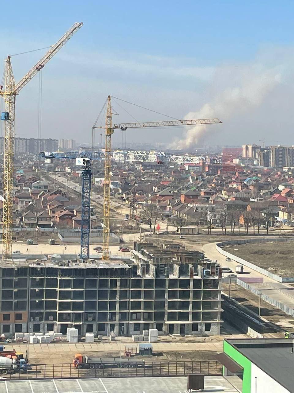 У Краснодарі на території льотного училища прогриміли вибухи, спалахнула пожежа. Фото