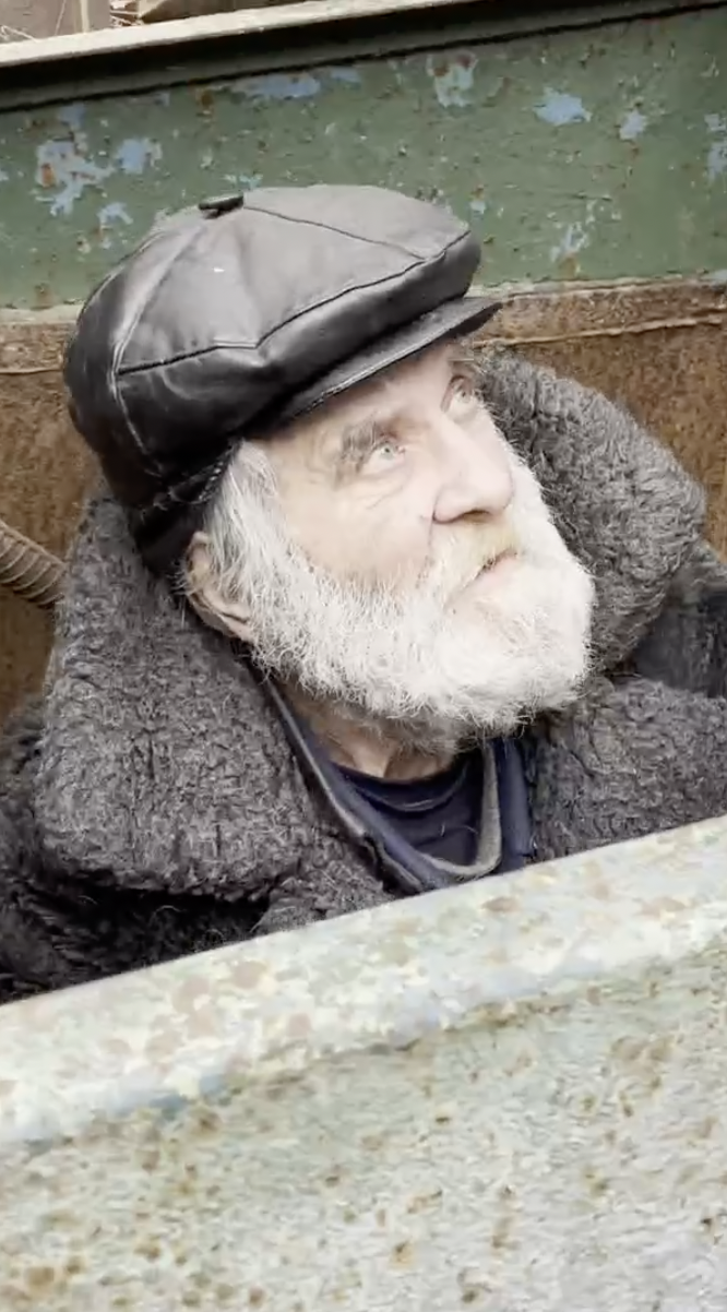 73-летний дедушка из Авдеевки уже два месяца живет в погребе из-за постоянных обстрелов: волонтеры пришли на помощь. Видео