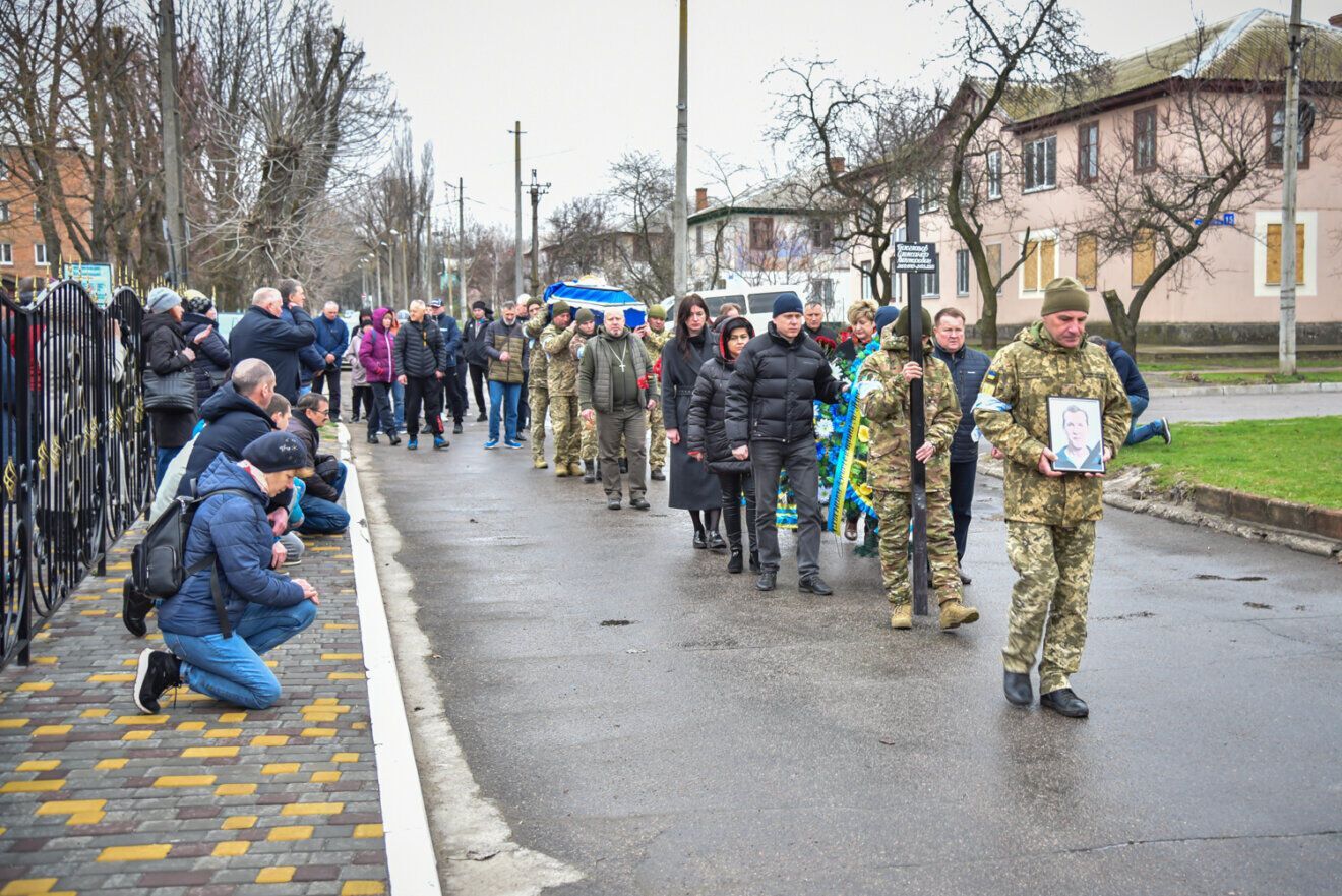 Плакало даже небо: в Никополе провели в последний путь погибшего в боях за Украину Александра Билоглазова. Фото
