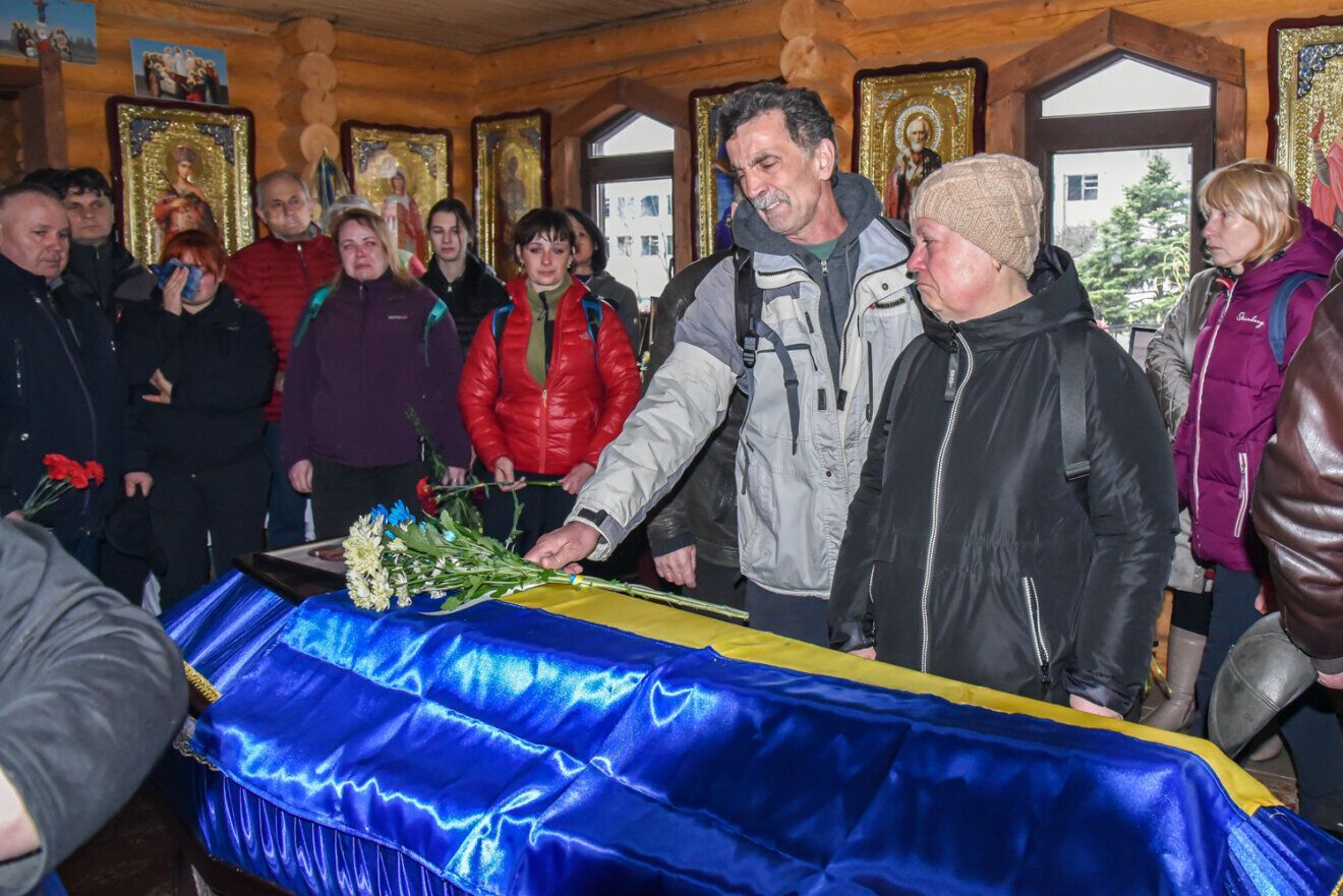 Плакало даже небо: в Никополе провели в последний путь погибшего в боях за Украину Александра Билоглазова. Фото