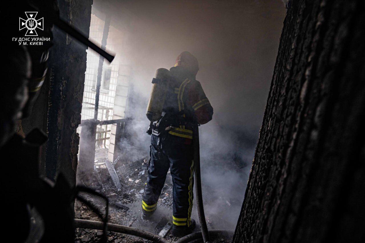 В центре Киева на 7-м этаже многоэтажки горел мусор: есть погибшие и пострадавшие. Фото и видео