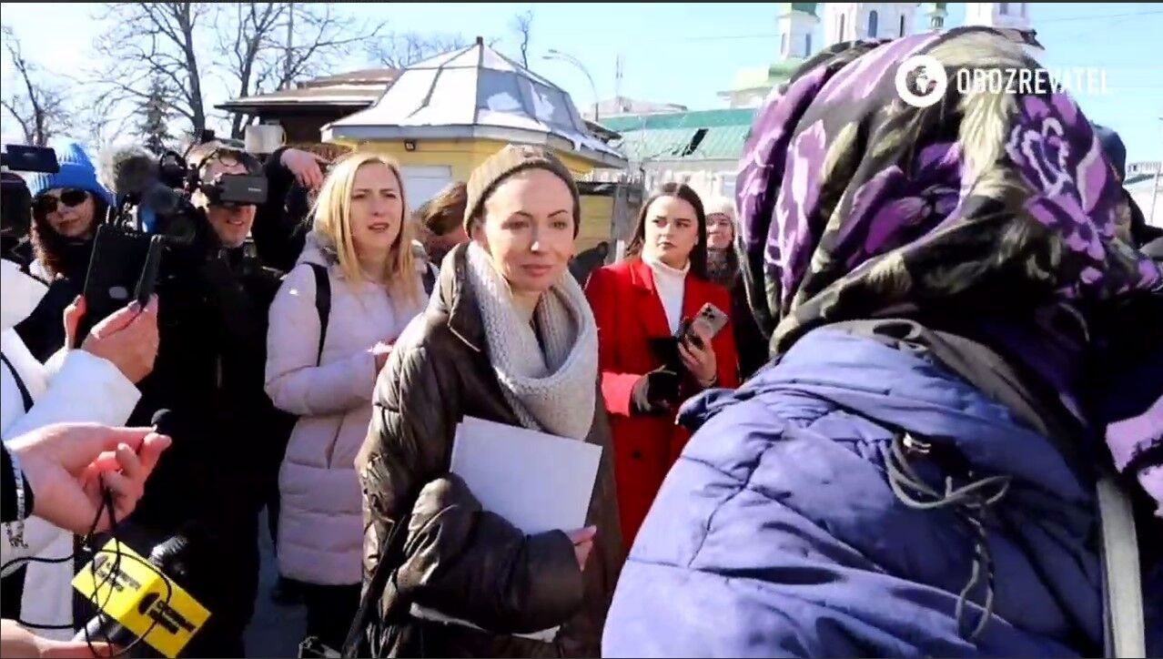 В Киево-Печерской лавре верующие УПЦ МП накричали на главу комиссии Минкульта и обругали ее. Видео
