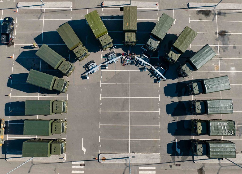 Порошенко передал на фронт 15 грузовиков DAF, оборудованных под разные военные нужды. Фото и видео