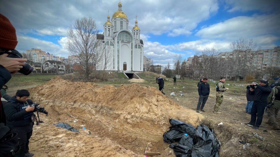 Братская могила у храма Андрея Первозванного в Буче, март 2022 года