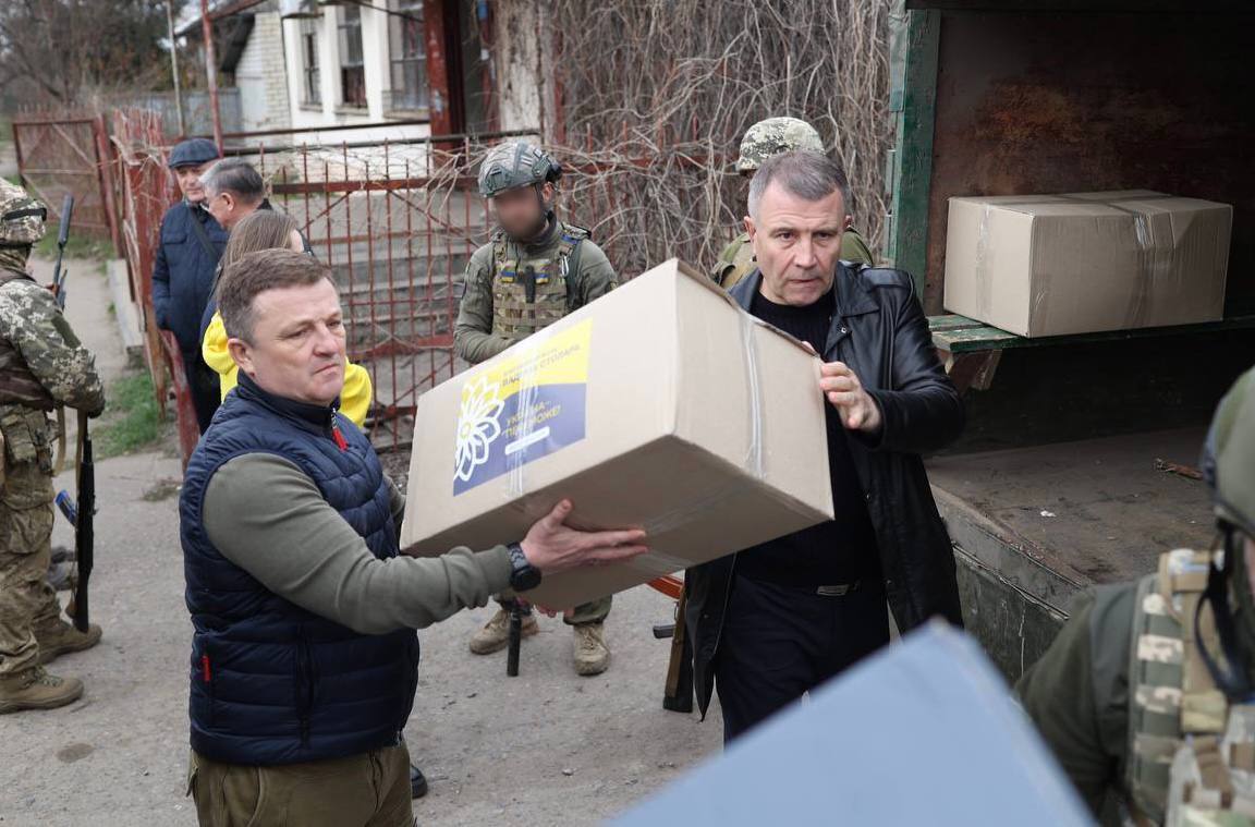 Больница и военные в Донецкой области получили гуманитарную помощь от Фонда Вадима Столара и депгруппы "Відновлення України"