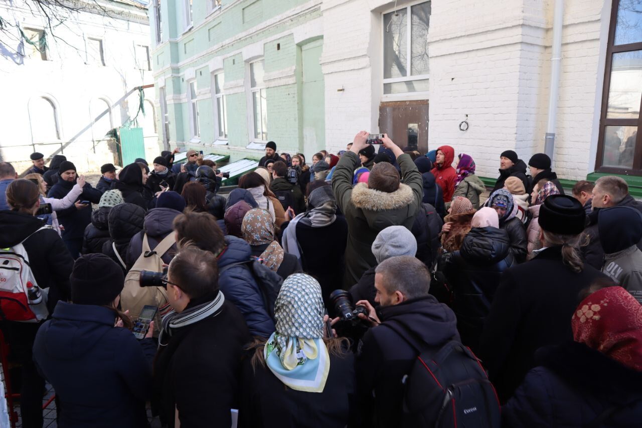 В Киево-Печерской лавре комиссию Минкульта не пустили в храм: бывший наместник Павел угрожал СМИ палкой. Фото и видео