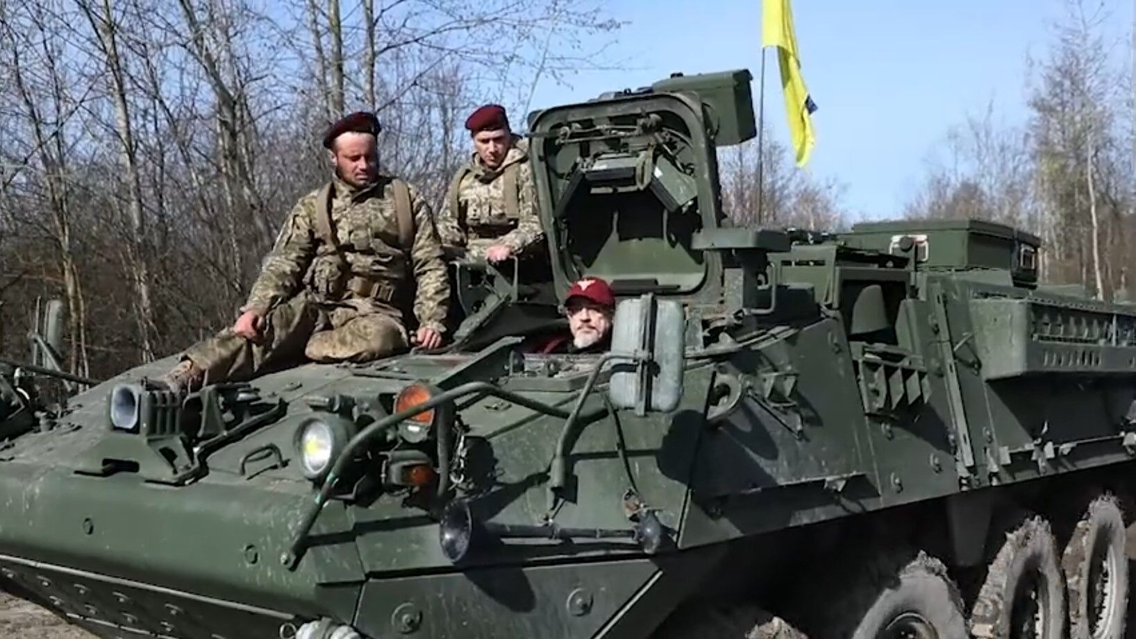 Резніков з українськими десантниками "обкатали" чергову партію західної військової техніки: Strykers і Cougars у вправних руках. Відео