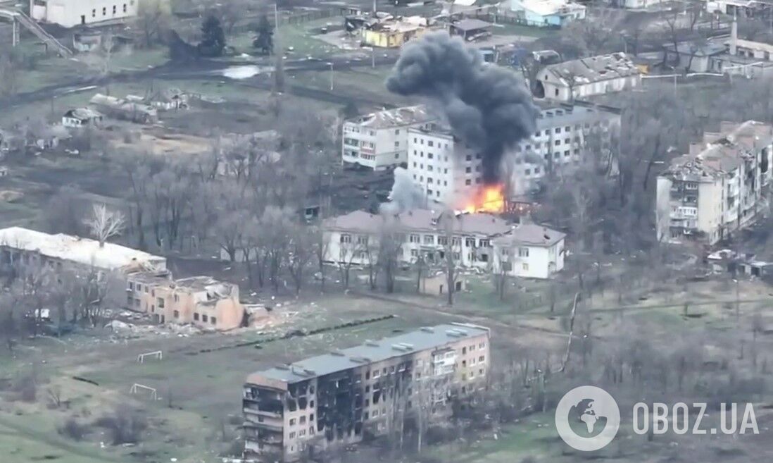 Воины ВСУ с одного выстрела уничтожили склад БК и военную технику оккупантов под Бахмутом. Видео