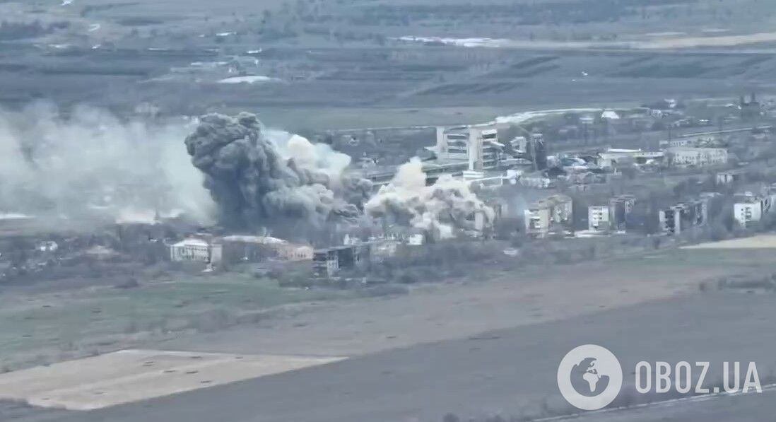 Воїни ЗСУ з одного пострілу знищили склад БК і військову техніку окупантів під Бахмутом. Відео 