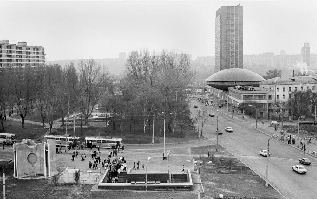 В сети показали, как в 1960-х годах строили легендарное "НЛО" на Лыбидской в Киеве. Архивное фото