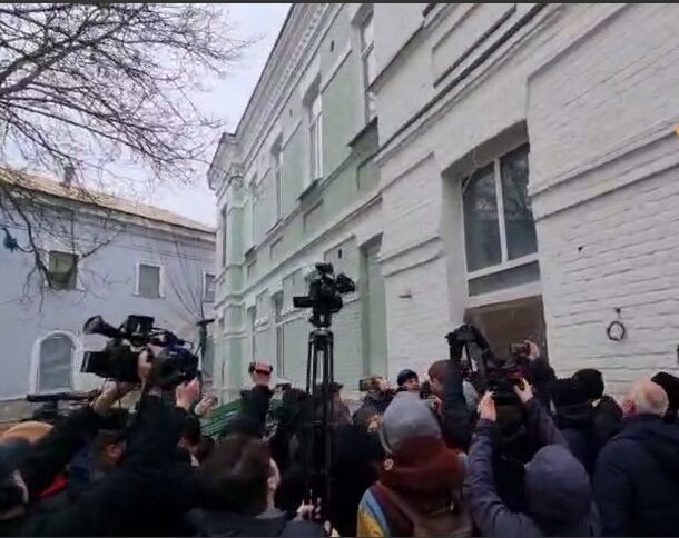 У Києво-Печерській лаврі ченці УПЦ МП знову блокують роботу комісії та не визнають рішення суду. Відео