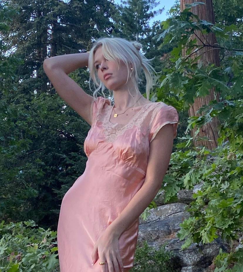 Брежнєва, яка зреклася РФ, приїхала до доньки в США: який вигляд вона має і що відомо про молодшу спадкоємицю співачки