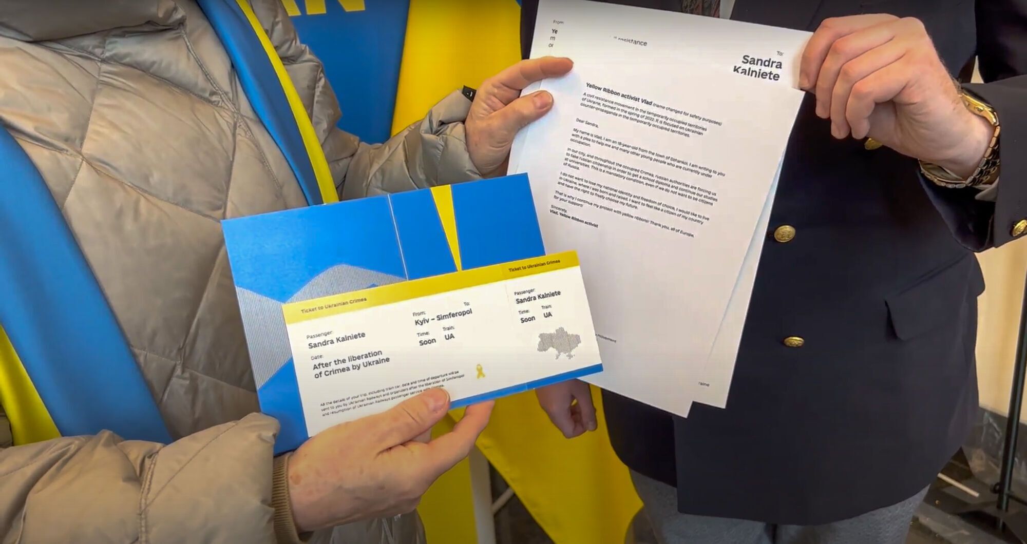 Партизани руху ''Жовта стрічка'' передали представникам Європарламенту листи з історіями спротиву у Криму та закликали підтримати активістів