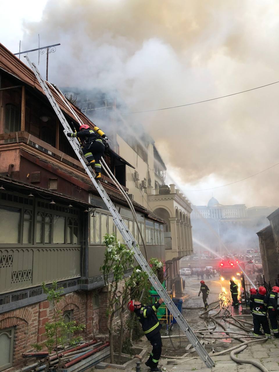Люди выпрыгивали из охваченной огнем гостиницы: в центре Тбилиси вспыхнул масштабный пожар. Видео