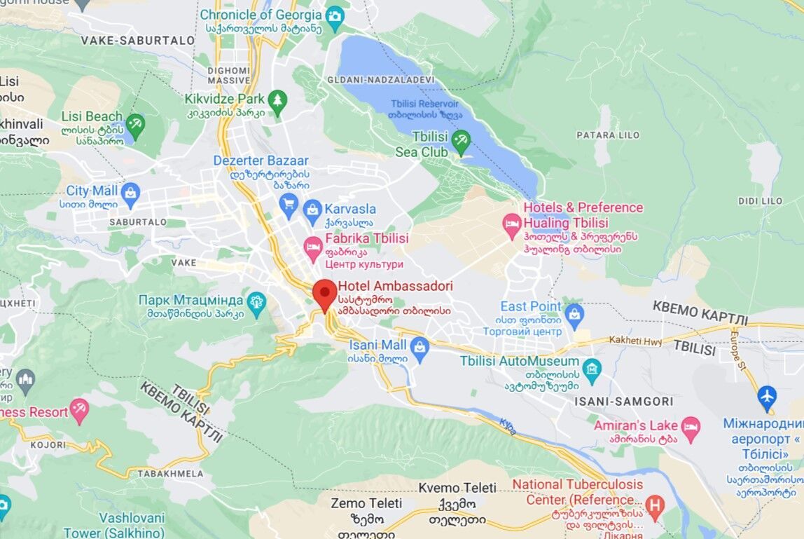 Люди вистрибували з охопленого вогнем готелю: в центрі Тбілісі спалахнула масштабна пожежа. Відео