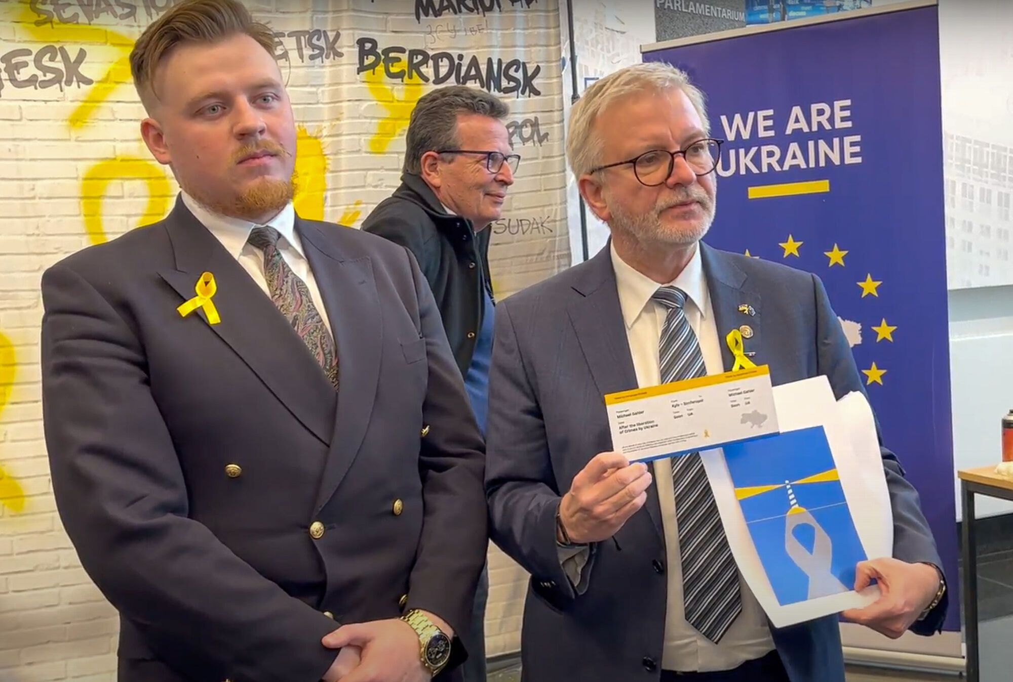 Активісти "Жовтої стрічка" передали представникам Європарламенту листи з історіями спротиву в Криму та закликали його підтримати