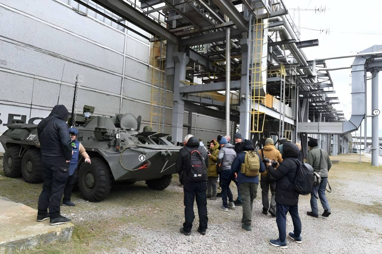 Оккупанты уже даже не прячут свою военную технику на ЗАЭС: БТРы стоят рядом с энергоблоками. Фото