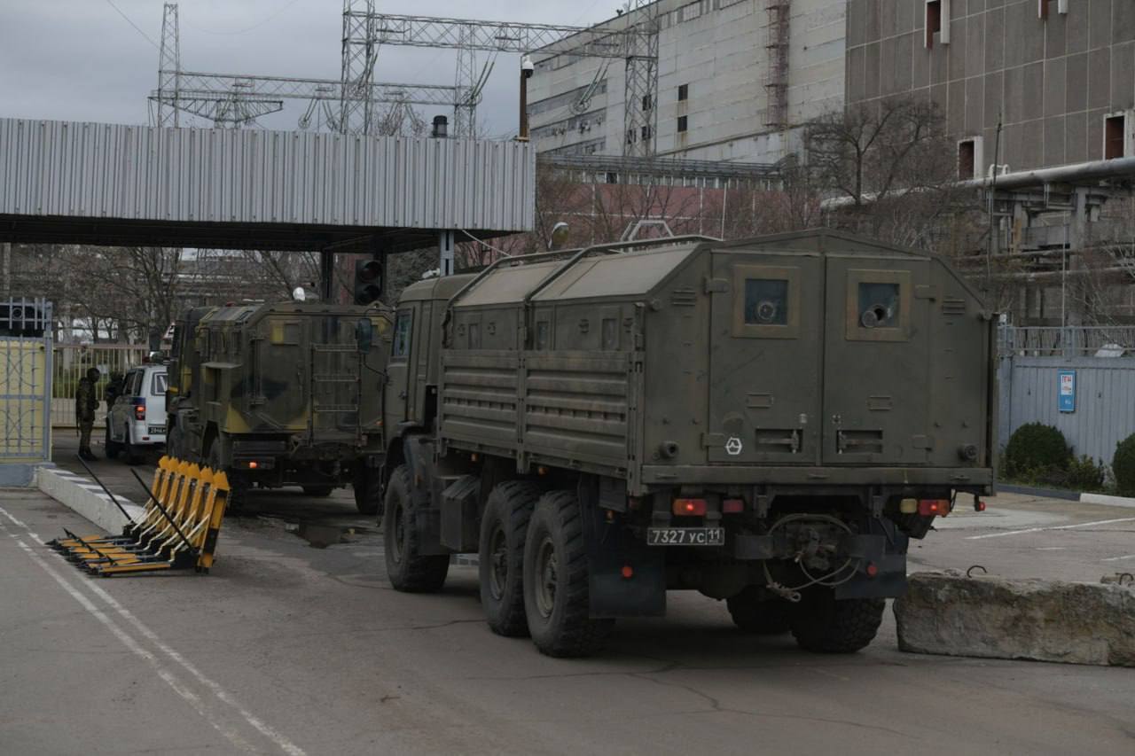 Оккупанты уже даже не прячут свою военную технику на ЗАЭС: БТРы стоят рядом с энергоблоками. Фото