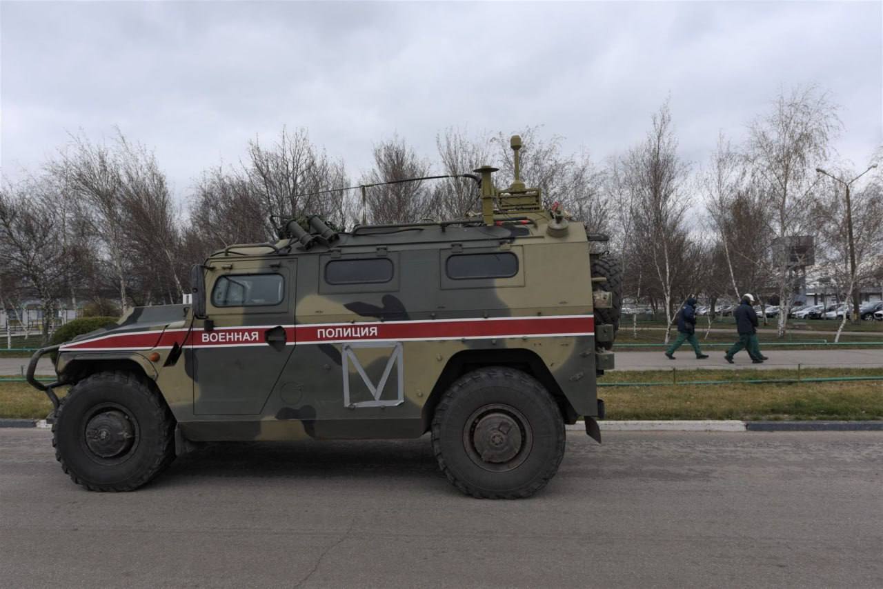 Окупанти вже навіть не ховають свою військову техніку на ЗАЕС: БТРи  стоять  поруч з енергоблоками. Фото 