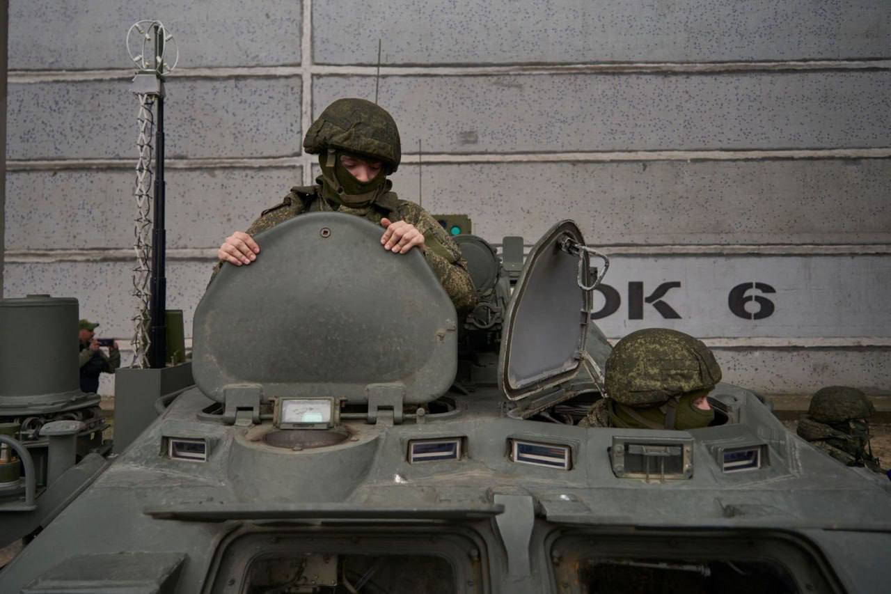 Окупанти вже навіть не ховають свою військову техніку на ЗАЕС: БТРи  стоять  поруч з енергоблоками. Фото 