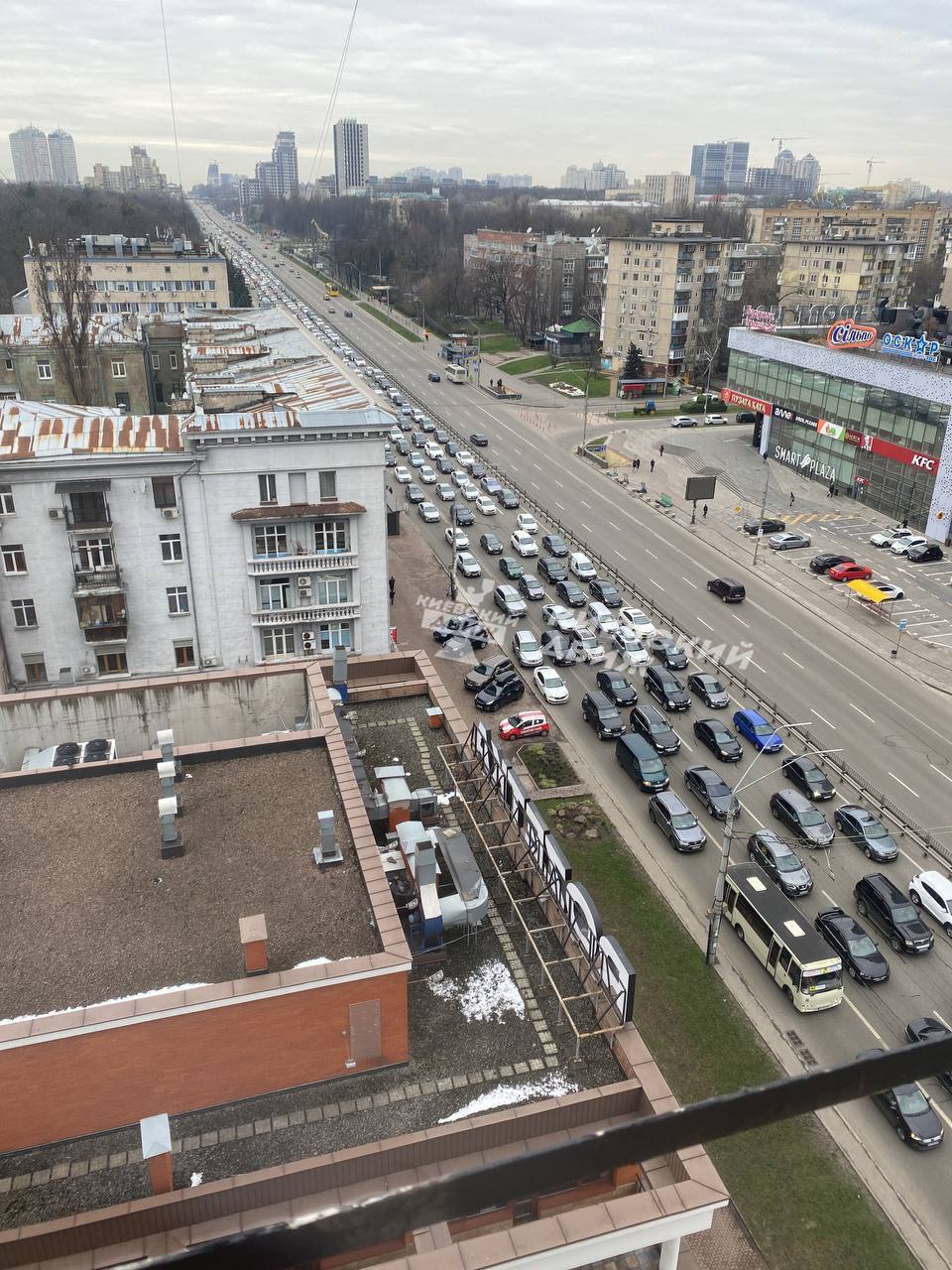 В Киеве на Берестейском проспекте образовалась многокилометровая пробка. Фото и видео