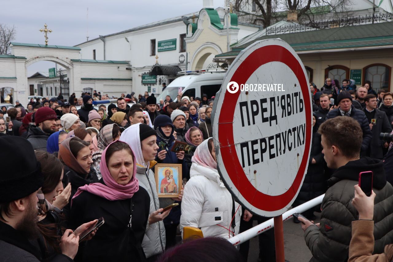 Шоу продолжается: в Киево-Печерской лавре продолжается противостояние, но обещанного "Мерседесом" "штурма" не дождались. Фото и видео